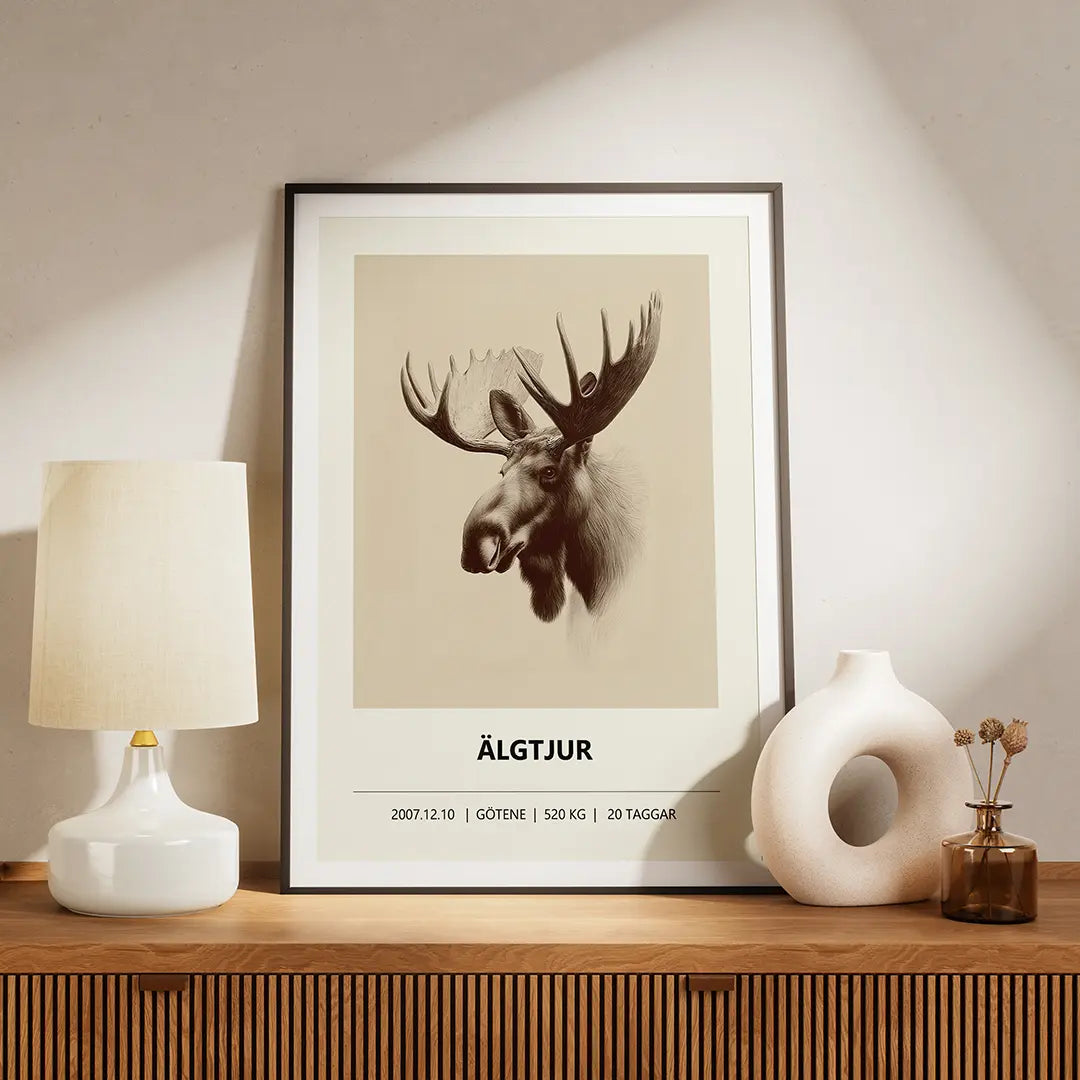 Älgposter – Detaljerat porträtt i naturstil